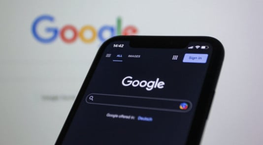 Featured image for “Comment se préparer à l’arrivée des AI Overviews en France : enjeux SEO et stratégie GEO”